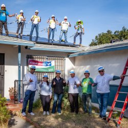 Rey Marz (in green) with the Bank of America volunteers (in white), and GRID IE Construction staff (in blue).