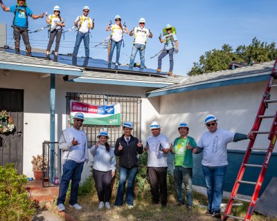 Rey Marz (in green) with the Bank of America volunteers (in white), and GRID IE Construction staff (in blue).