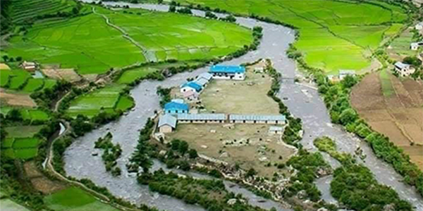 Helicopter shot of Hadsinja health post, nestled in a green valley