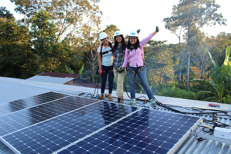 Nicaraguan women on the roof